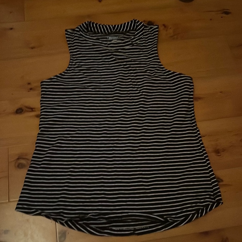 Old Navy-black and white sleeveless top! Super soft and great for many occasions